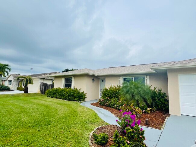 667 SE Crescent Ave in Port St. Lucie, FL - Building Photo - Building Photo