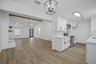 3522 Shady Valley Dr in Pantego, TX - Building Photo