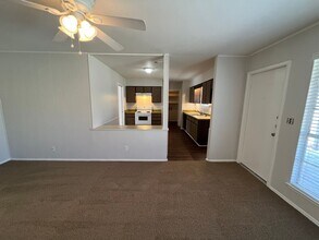8127 Golden Forest Dr in San Antonio, TX - Building Photo - Building Photo