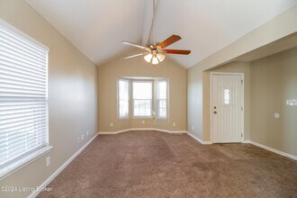 7913 Kenhurst Dr in Louisville, KY - Foto de edificio - Building Photo