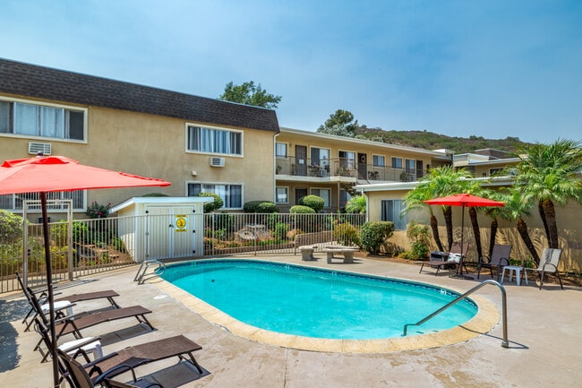 Pomerado Gardens Apartments in Poway, CA - Foto de edificio - Building Photo