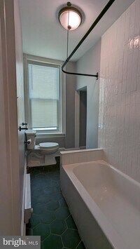 133 W Sharpnack St photo'