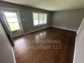 10220 Hillcrest Rd in Kansas City, MO - Building Photo - Building Photo