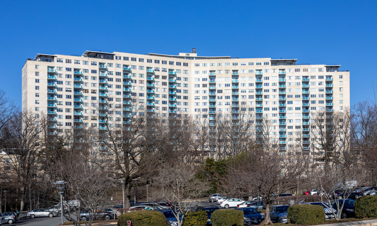 Grosvenor Park II in Rockville, MD - Building Photo