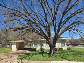 1224 S Lamar St in Weatherford, TX - Building Photo - Building Photo