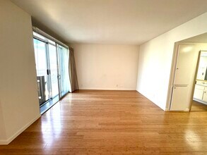 321 S San Vicente Blvd in Los Angeles, CA - Building Photo - Building Photo