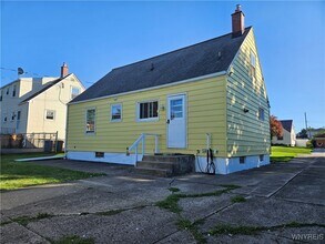 1292 Cleveland Dr in Cheektowaga, NY - Building Photo - Building Photo