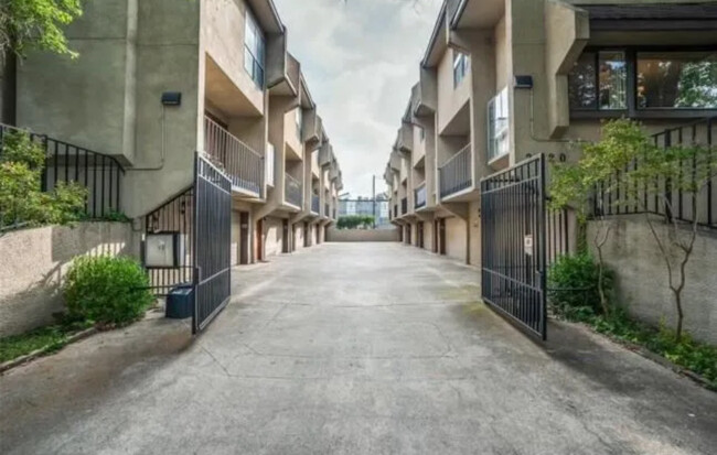 property at 2020 N Garrett Ave