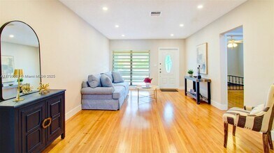 6110 S Waterway Dr in Miami, FL - Building Photo - Building Photo