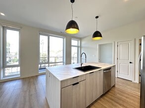 6340 W Belmont Ave, Unit 201 in Chicago, IL - Building Photo - Building Photo