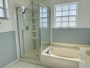 335 NW 152nd Ln in Pembroke Pines, FL - Foto de edificio - Building Photo