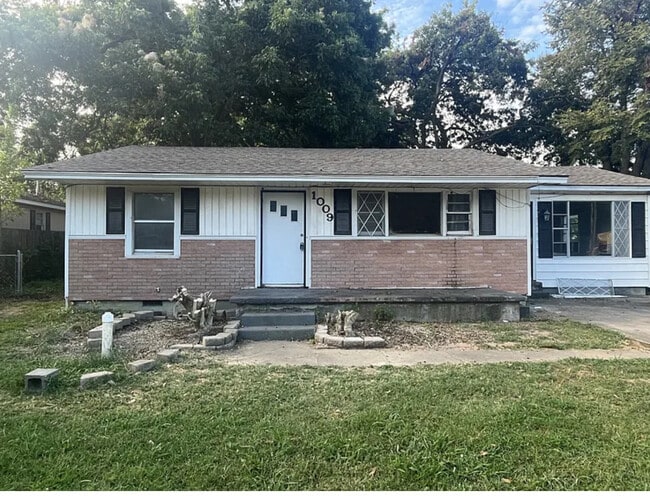 property at 1009 E Gardena St