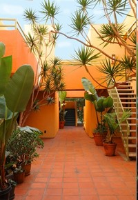 Cherokee Courtyard Apartments in Los Angeles, CA - Foto de edificio - Building Photo