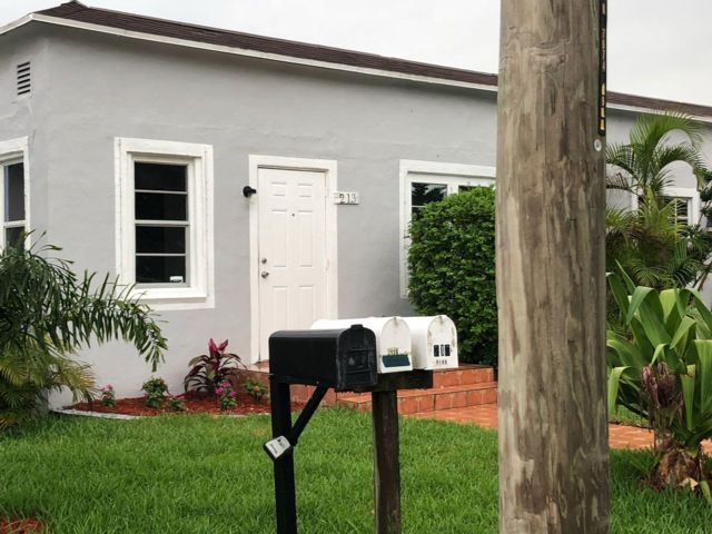 213 SW 11th St-Unit -A in Dania Beach, FL - Building Photo