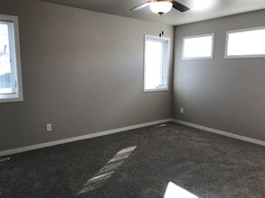 1305 Goldenwood Dr in West Fargo, ND - Building Photo - Building Photo