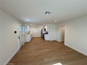 15950 Tuba St in Los Angeles, CA - Building Photo - Building Photo
