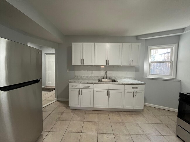 8 Rutgers Ave, Unit BSMT in Jersey City, NJ - Foto de edificio - Building Photo