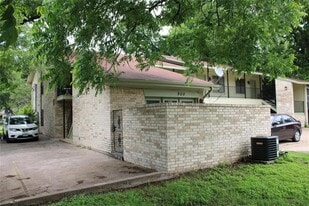 900 N Austin St in Denton, TX - Building Photo