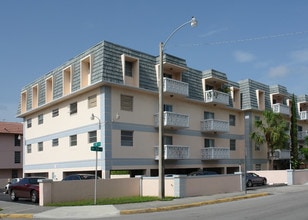 Sunset Square in Miami, FL - Building Photo - Building Photo