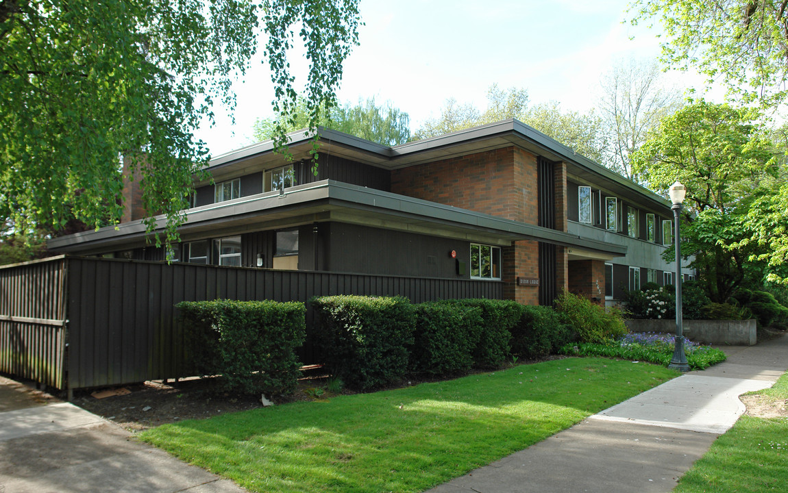 Dixon Lodge in Corvallis, OR - Building Photo