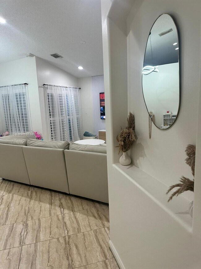 4938 SW 33rd Way in Fort Lauderdale, FL - Building Photo - Building Photo
