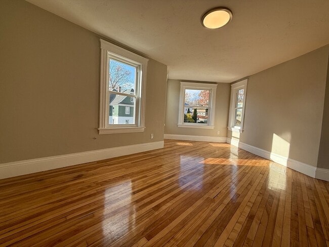 11 Eureka St, Unit 3 in Worcester, MA - Foto de edificio - Building Photo