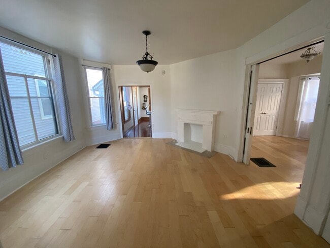 2545 N Oakland Ave, Unit 2545 in Milwaukee, WI - Building Photo - Building Photo