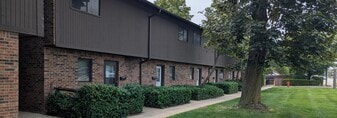Colonial Apartments in Dekalb, IL - Building Photo