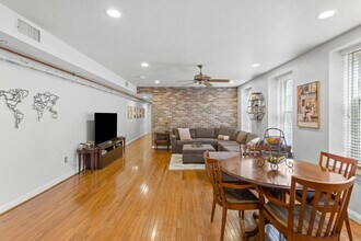 142 N Bread St, Unit 2 in Philadelphia, PA - Building Photo - Building Photo