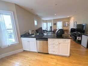 57 Greenleaf Ave, Unit 3 in Medford, MA - Foto de edificio - Building Photo