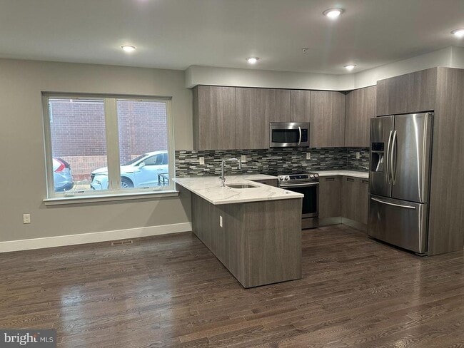 914 N 16th St in Philadelphia, PA - Building Photo - Building Photo