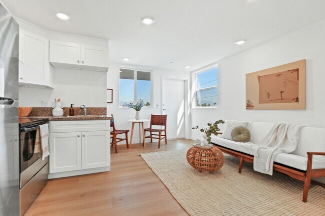 4325 Main St in Los Angeles, CA - Building Photo - Building Photo