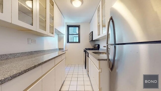333 E 49th St in New York, NY - Building Photo - Building Photo