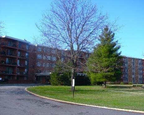 18 E Old Willow Rd in Prospect Heights, IL - Building Photo