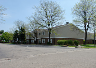 Honey Locust Gardens in Cuyahoga Falls, OH - Foto de edificio - Building Photo