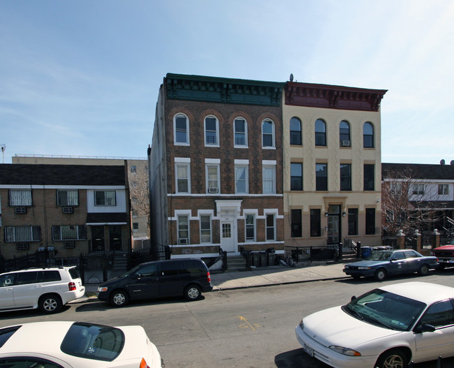 124 Linden St in Brooklyn, NY - Building Photo - Building Photo