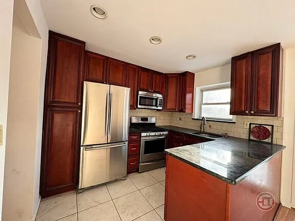 1027 Throgmorton Ave in Bronx, NY - Building Photo - Building Photo