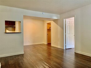 8100 Creekbend Dr in Houston, TX - Building Photo - Building Photo