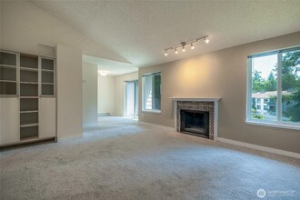 12617 NE 130th Way in Kirkland, WA - Building Photo - Building Photo