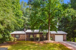 4585 Old Lake Dr in Decatur, GA - Building Photo