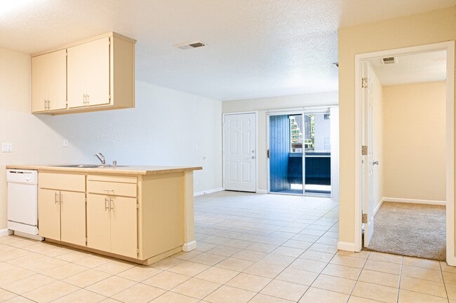 Creekview Homes in Chico, CA - Foto de edificio - Building Photo
