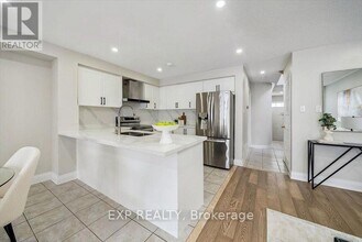 14 Gateway Ct in Whitby, ON - Building Photo - Building Photo