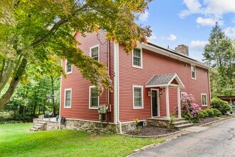 35 Armstrong Rd in Shelton, CT - Foto de edificio - Building Photo