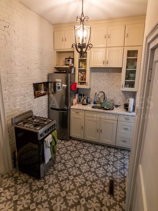 271 Chestnut Ave in Boston, MA - Building Photo