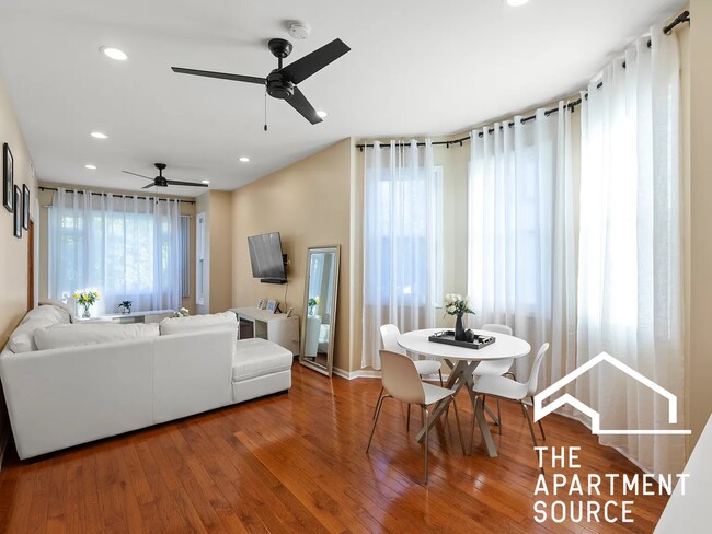 2028 N Hamlin Ave, Unit 2 in Chicago, IL - Building Photo - Building Photo