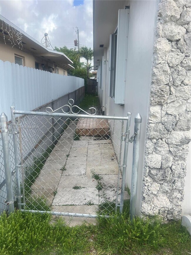 3279 SW 25th Ter in Miami, FL - Building Photo - Building Photo