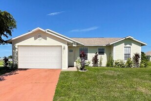 2015 NE 18th St in Cape Coral, FL - Building Photo