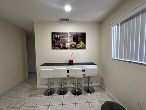 666 W 17th St in Hialeah, FL - Foto de edificio - Building Photo