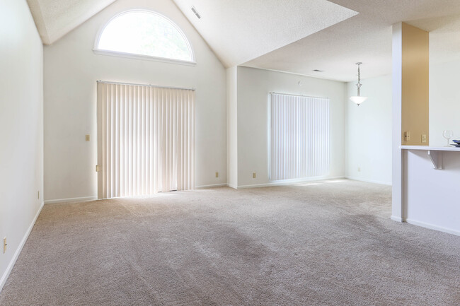 Indian Hills Village Apartments and Townhomes in Omaha, NE - Building Photo - Interior Photo