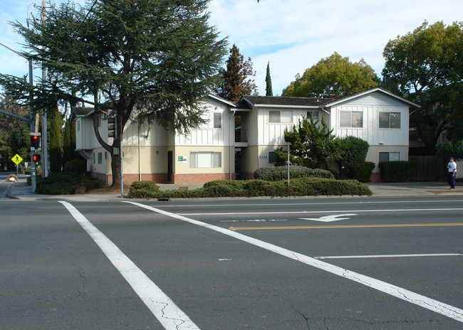 2354 California St in Mountain View, CA - Building Photo - Building Photo